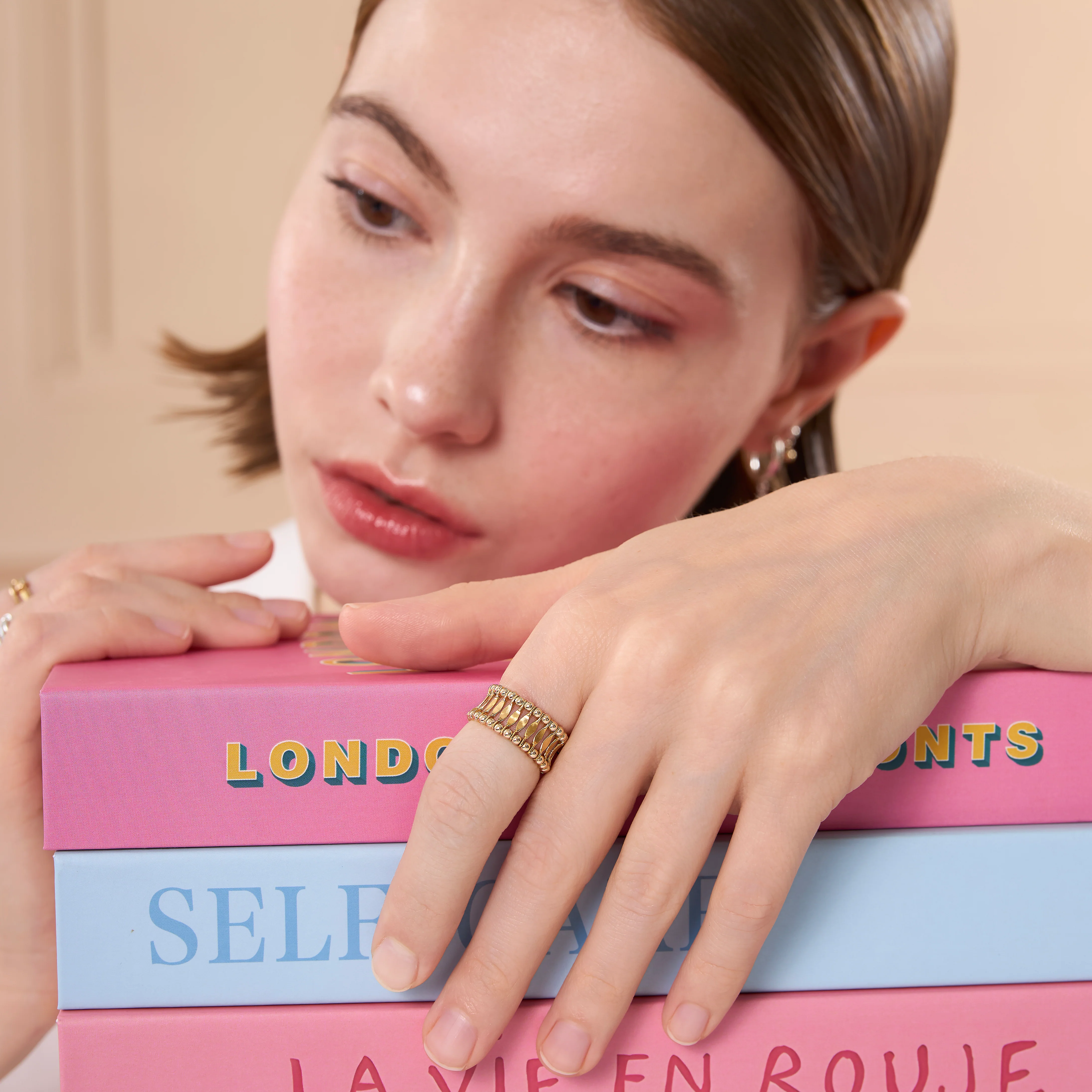 Colonnade Golden Band Ring